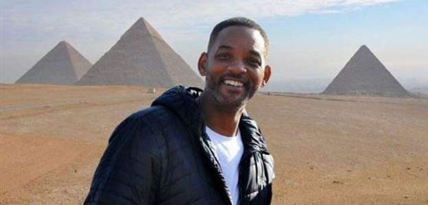Will Smith with the Pyramids of Giza in the background during his sunrise visit to the Giza Plateau, Egypt 2017 (Al-Ahram)