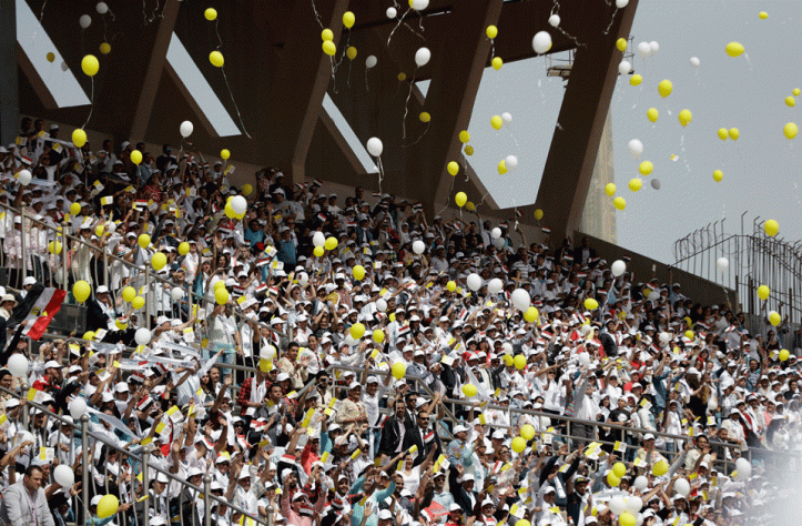 The attendees of the public mass by Pope Francis in Cairo Stadium 2017 (source: Al-Ahram)