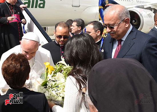 Pope Francis welcomed by Egyptian children and the Egyptian prime minister in Cairo, Egypt (source: Youm7)
