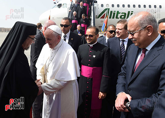 Pope Francis welcomed by Egyptian Catholic Patriarch and the Egyptian prime minister in Cairo, Egypt (source: Youm7)