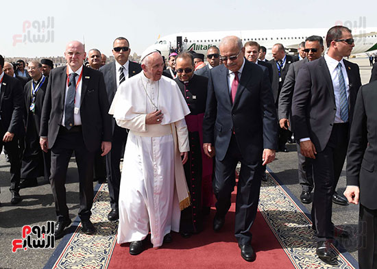 Pope Francis welcomed by the Egyptian prime minister in Cairo, Egypt (source: Youm7)