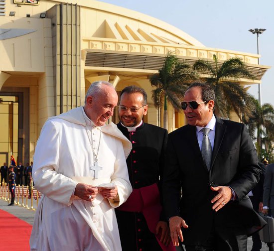 President El-Sisi of Egypt greets Pope Francis and sends farewell at Cairo Airport (source: Youm7)