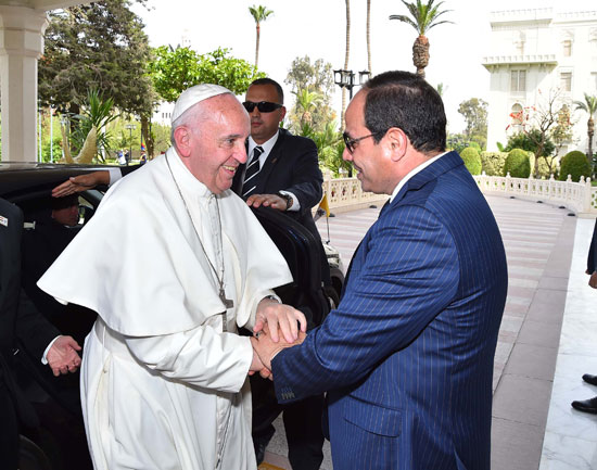 President El-Sisi of Egypt welcomes Pope Francis at the Presidential Palace in Cairo (Source: Youm7)
