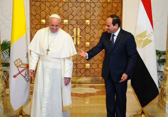 President El-Sisi of Egypt welcomes Pope Francis at the Presidential Palace in Cairo (Source: Youm7)
