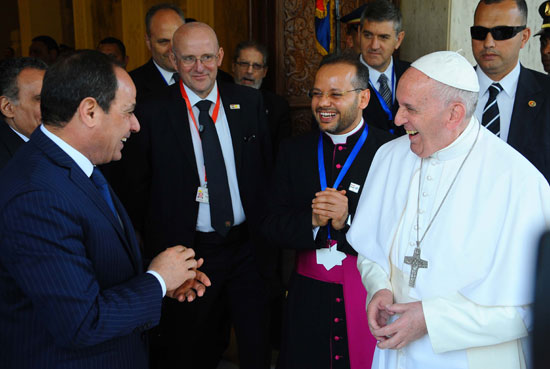 President El-Sisi of Egypt welcomes Pope Francis at the Presidential Palace in Cairo. (Source: Youm7)