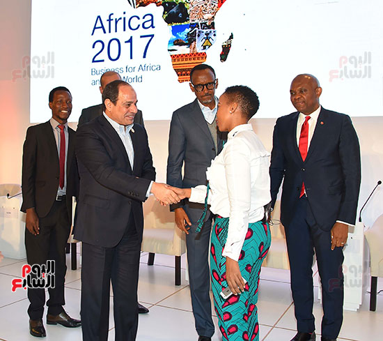 2017-12-10 President El-Sisi and African leaders honour young African leaders and women Africa 2017 summit Youm7 01