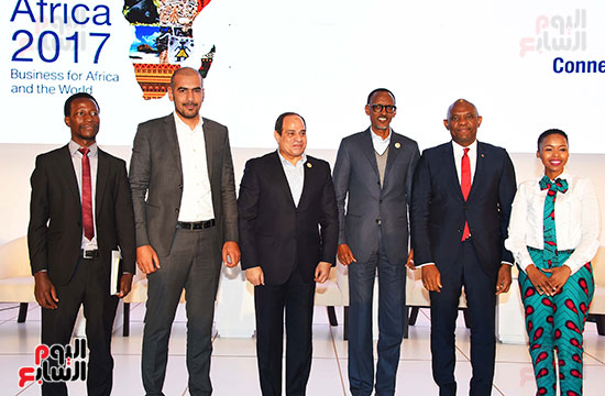 2017-12-10 President of Egypt and African leaders during Africa 2017 summit in Sharm El Sheikh Youm7 02