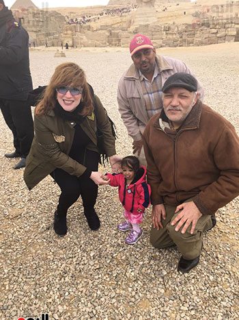 2018-02-04 World shortest woman from India at the Giza Plateau of Egypt