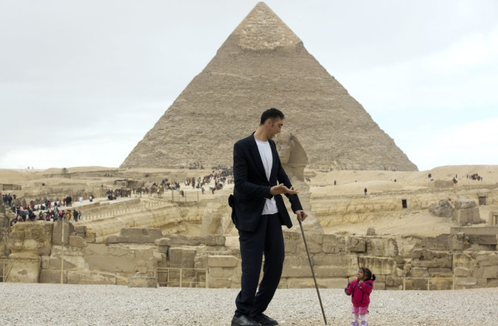 2018-02-04 World tallest man and shortest woman with the Giza Pyramids of Egypt