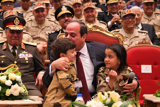 2018-03-16 President Elsisi of Egypt playing with the kids of the Egyptian army officers Youm7