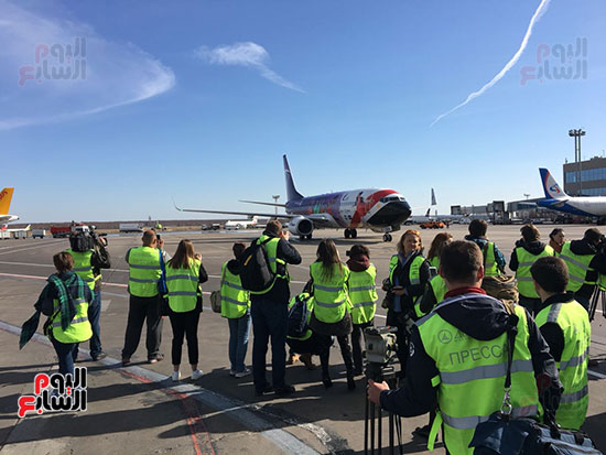 2018-04-14 Plane spotters welcome EgyptAir at Moscow on first flight 2018 - Youm7