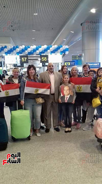 2018-04-14 Russian citizens celebrating with Egypt flag at Moscow airport 2018 - Youm7