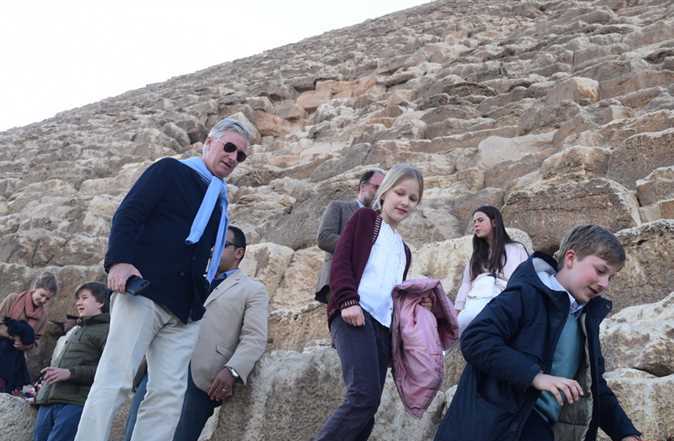 2019-01-14 belgium king and his family in front of giza pyramids egypt 04