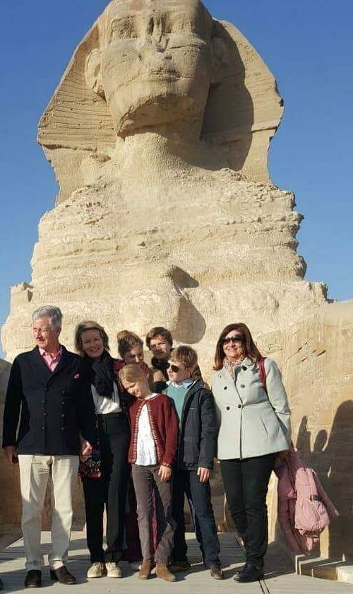 2019-01-14 belgium king and his family in front of great sphinx at the giza pyramids egypt