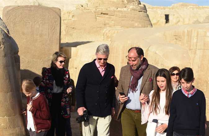 2019-01-14 belgium king and his family in front of great sphinx at the giza pyramids egypt 02