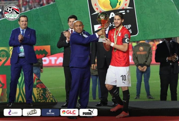 2019-11-26 Egypt AFCON U23 African Football Cup - Egyptian Team Captain receives trophy