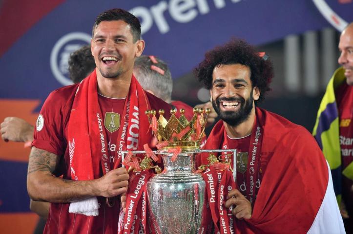 2020-10-06 Egypt Mo Salah and Croatia Dejan Lovren lift English Premier League Cup 2020