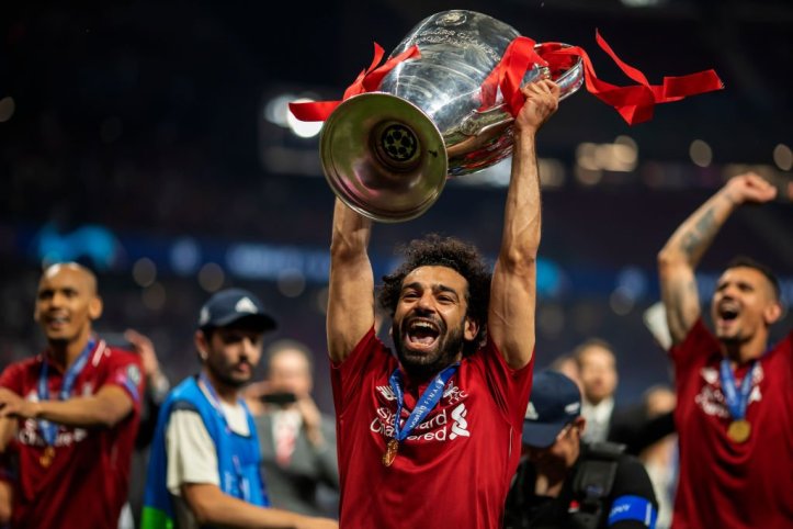 2020-10-06 Egypt Mo Salah lifts Football Chamions League Cup Liverpool 2019 03