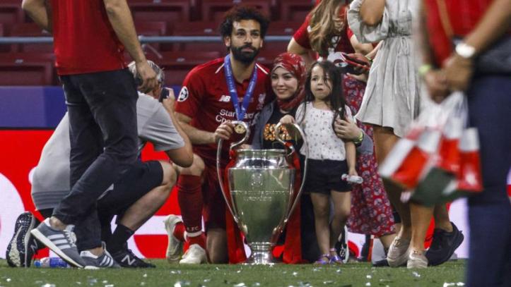 2020-10-06 Egypt Mo Salah lifts Football Chamions League Cup Liverpool 2019 Family