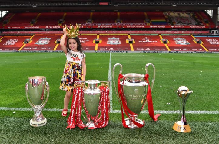 2020-10-06 Mo Salah Daughter Mecca with all his Liverpool trophies with the team
