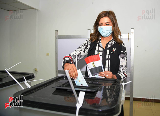 2021-08-29 Egypt Minister of Expatriate Affairs casting her vote in Parliament Elections 2020 01